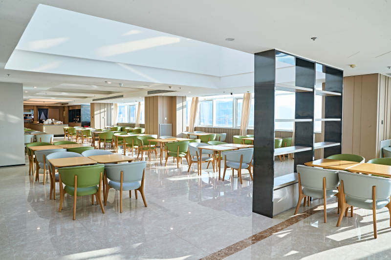 整洁明亮的酒店自助餐厅图片