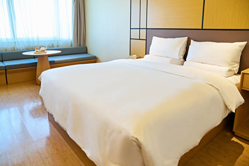 明亮整洁干净的酒店宾馆客房图片