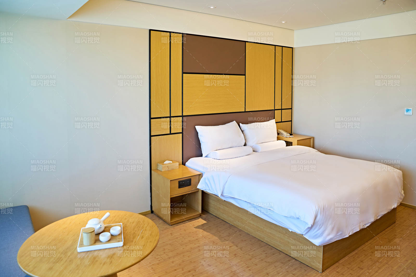 明亮整洁干净的酒店宾馆客房图片