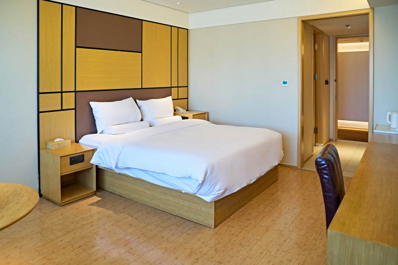 明亮整洁干净的酒店宾馆客房图片