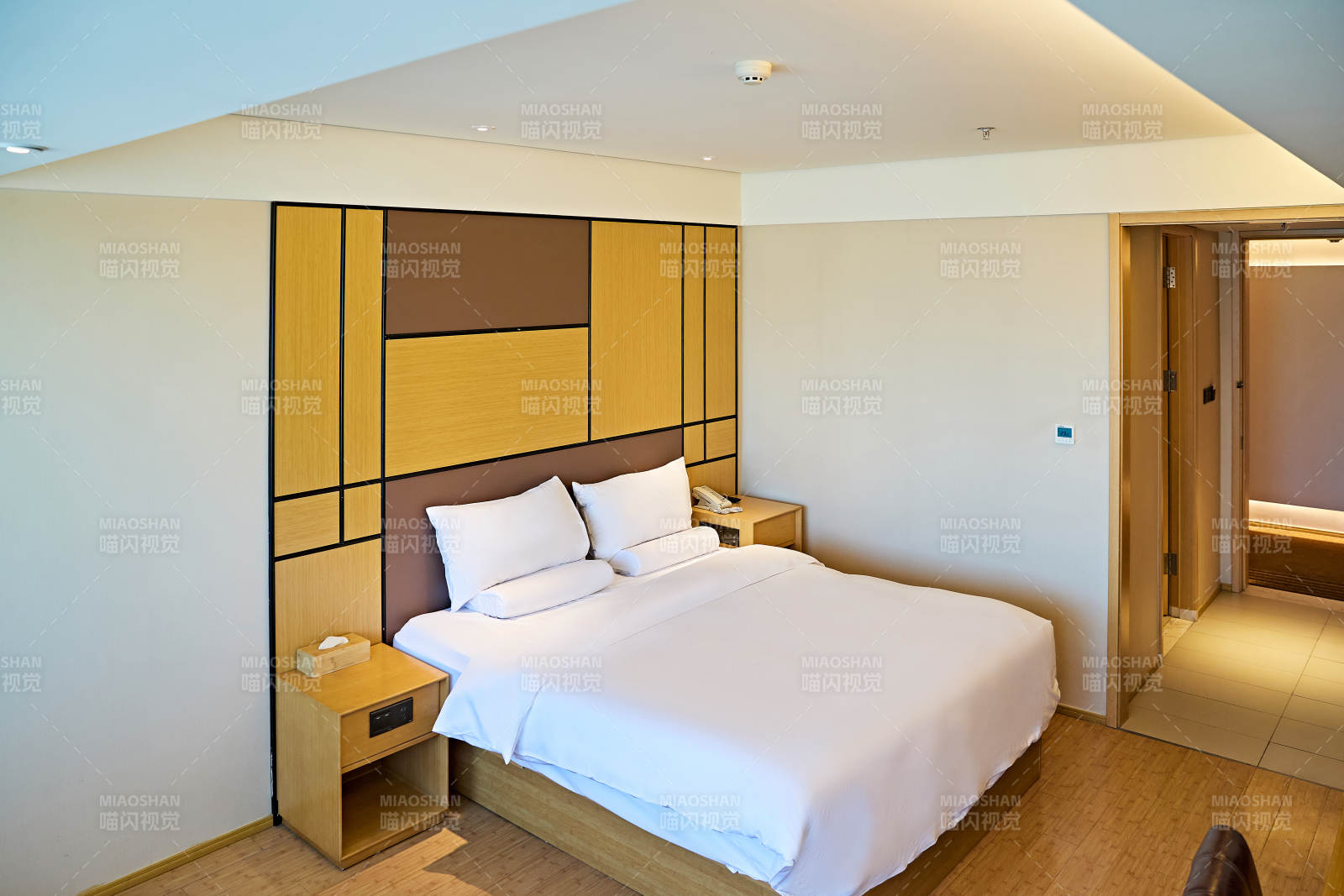 明亮整洁干净的酒店宾馆客房图片