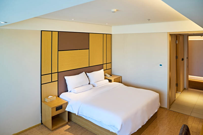 明亮整洁干净的酒店宾馆客房图片