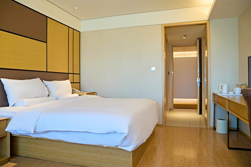 明亮整洁干净的酒店宾馆客房图片