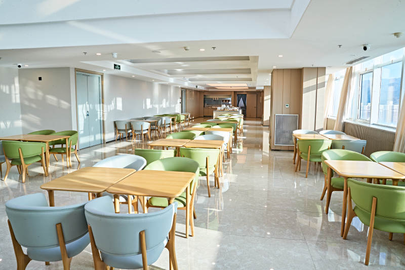 整洁明亮的酒店自助餐厅图片