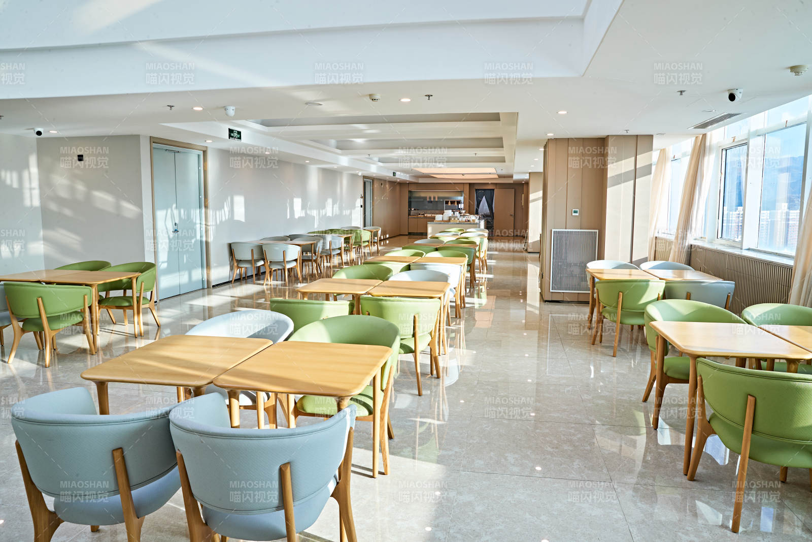 整洁明亮的酒店自助餐厅图片