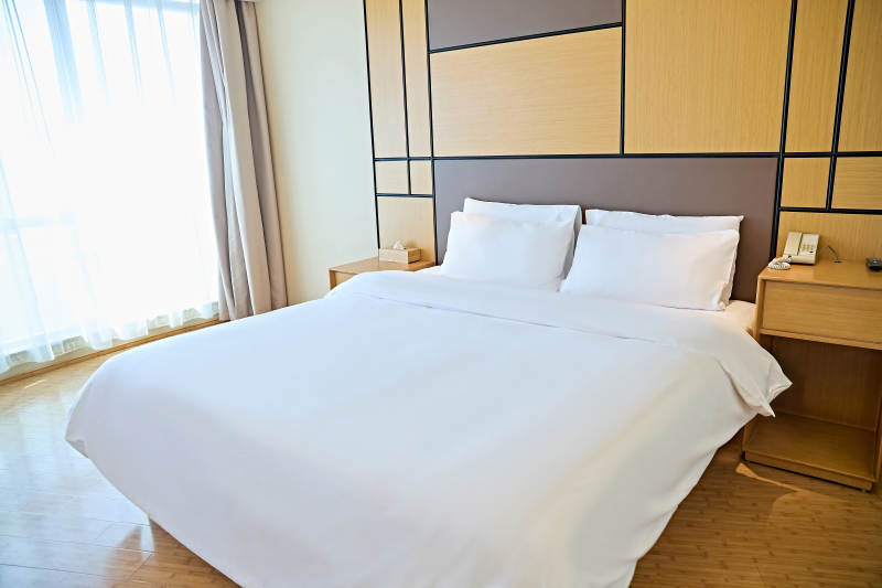 明亮整洁干净的酒店宾馆客房图片