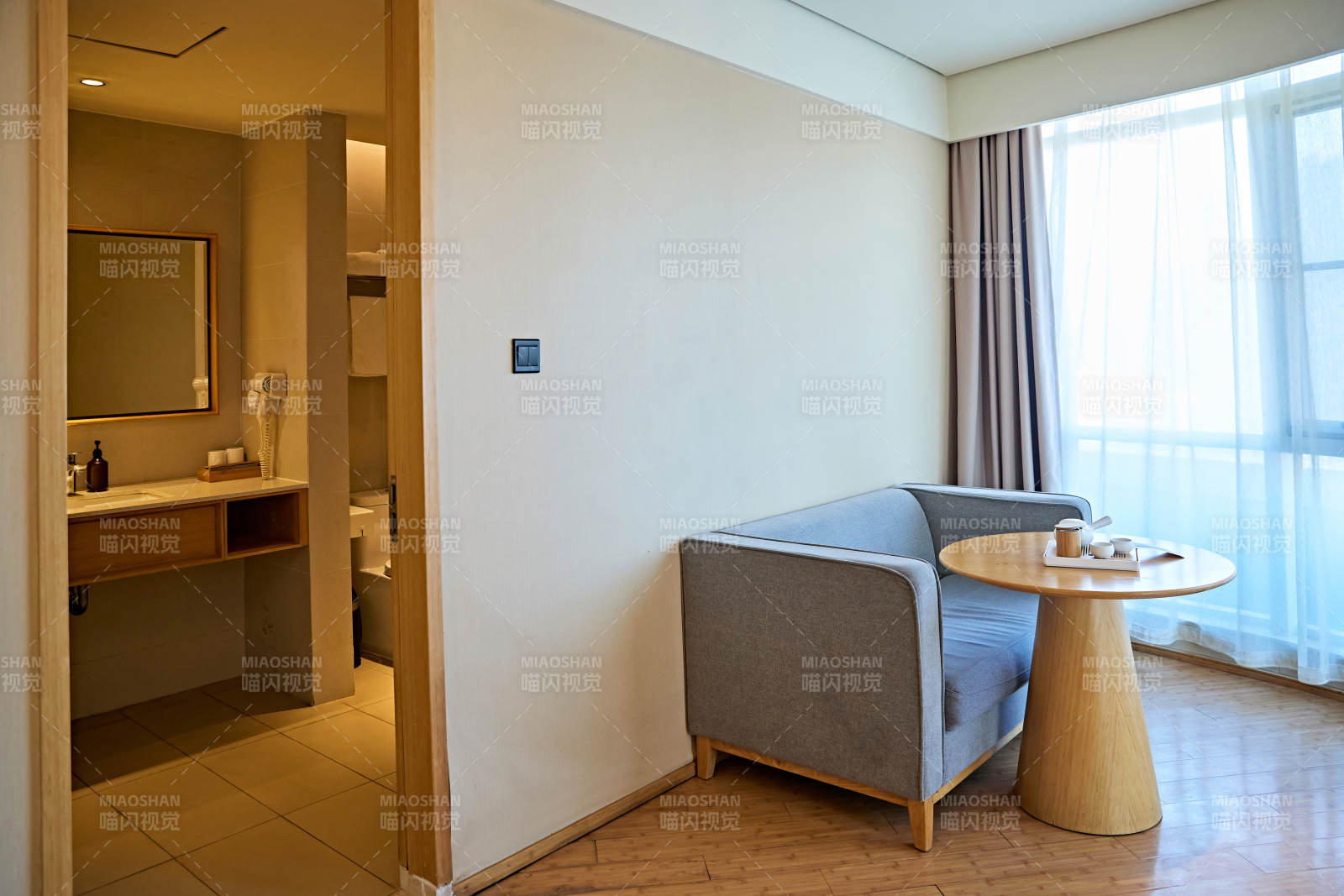 明亮整洁干净的酒店宾馆客房图片