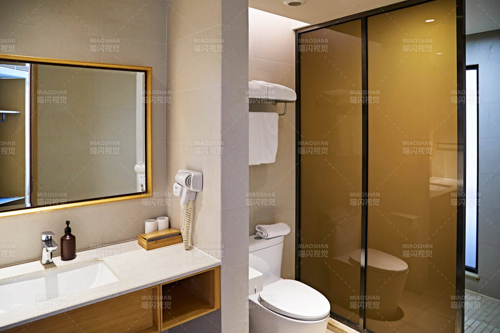 明亮整洁干净的酒店宾馆客房图片