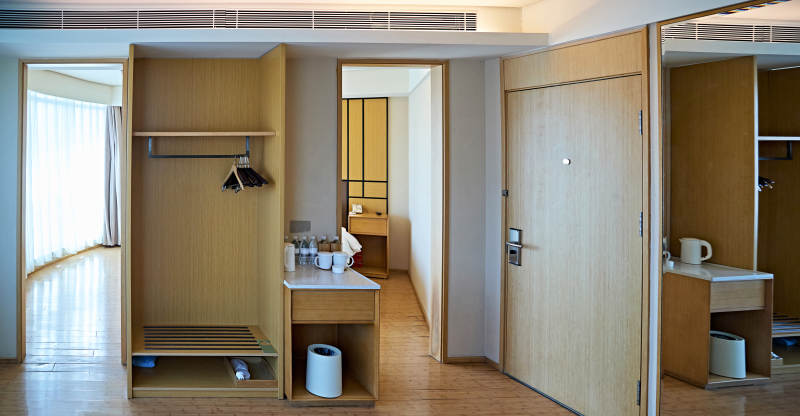 明亮整洁干净的酒店宾馆客房图片