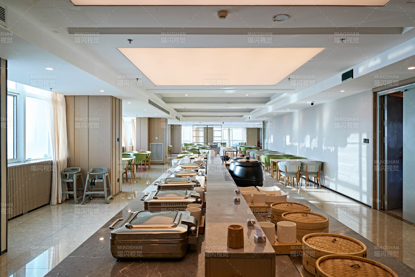 整洁明亮的酒店自助餐厅图片