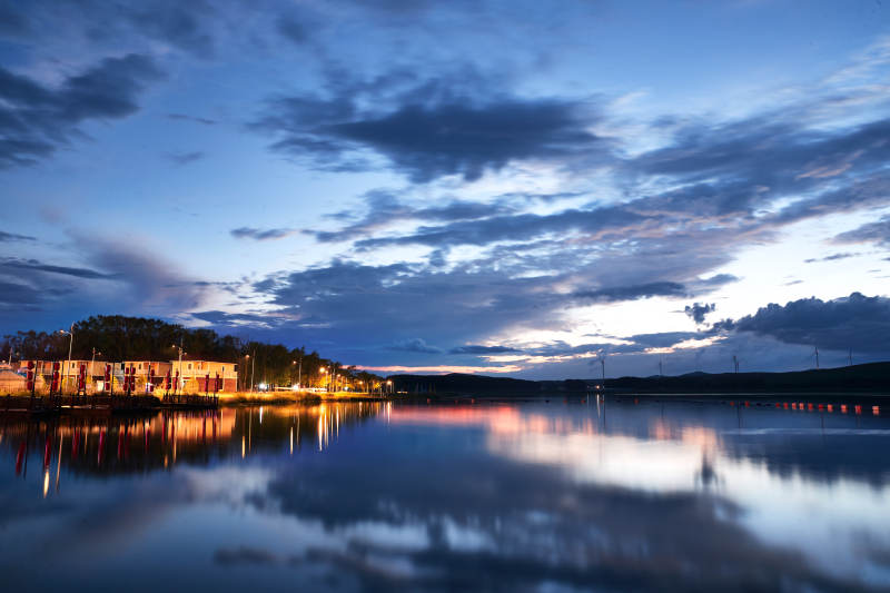 河北省张家口沽源县库伦淖尔傍晚湖景图片