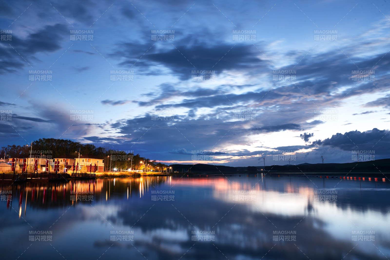 河北省张家口沽源县库伦淖尔傍晚湖景图片