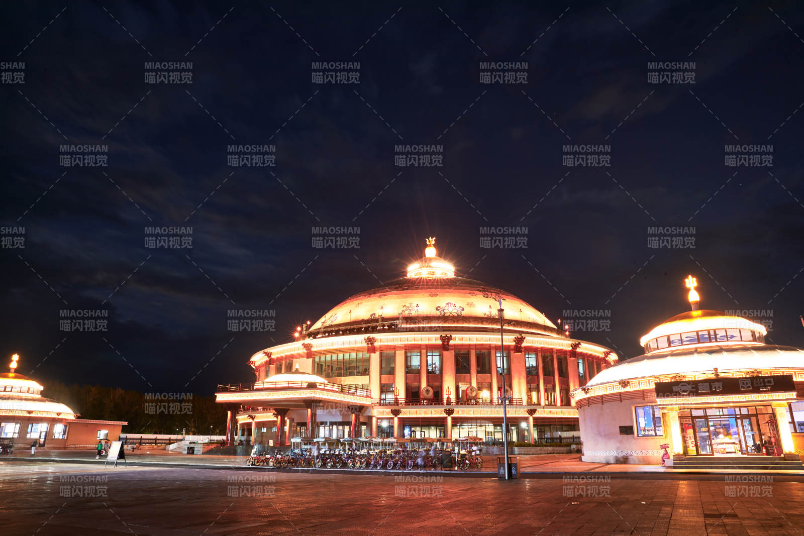 河北省张家口沽源县库伦淖尔蒙古大帐夜景图片