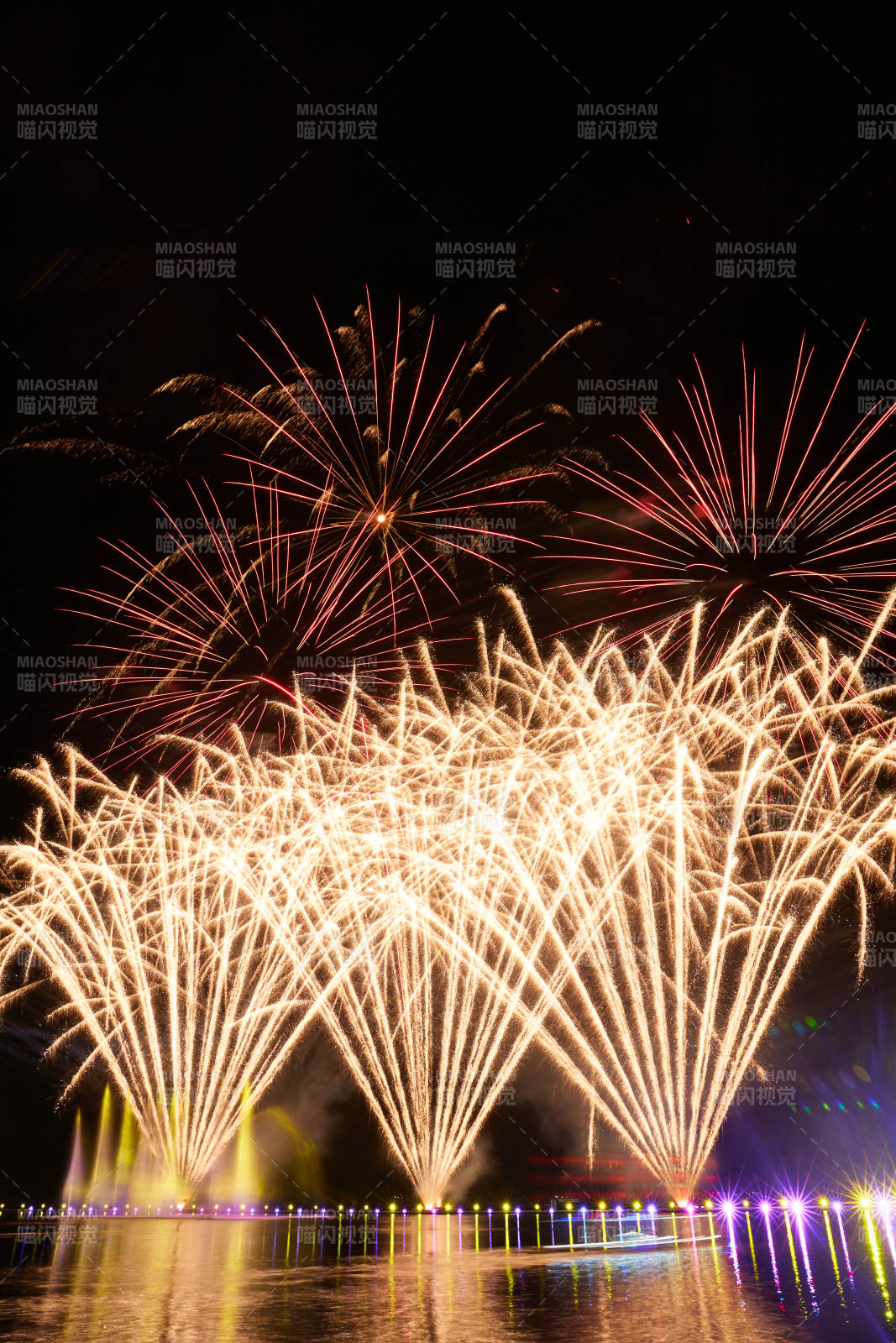 旅游景区湖面绽放的绚丽烟花礼花竖图图片