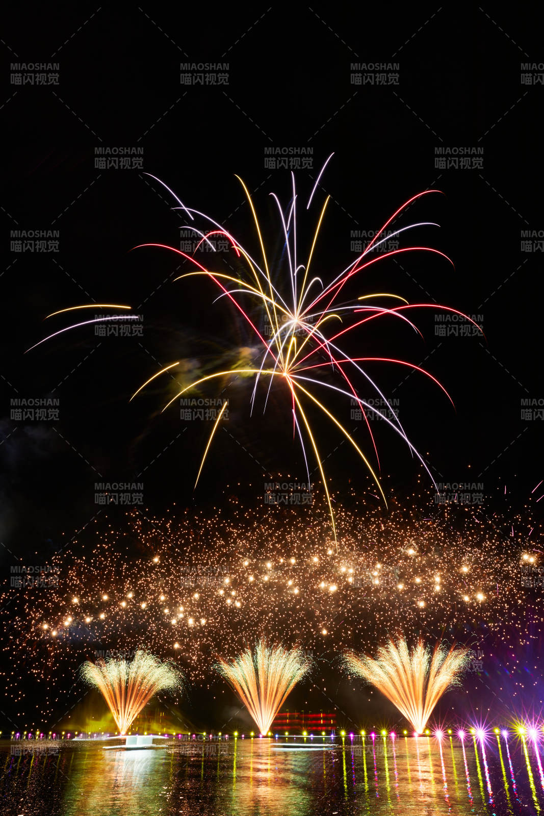 旅游景区湖面绽放的绚丽烟花礼花竖图图片
