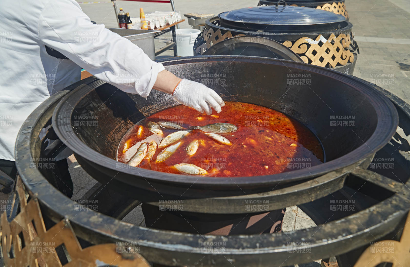 户外柴火铁锅炖煮的刚捕捞的野生鱼汤图片