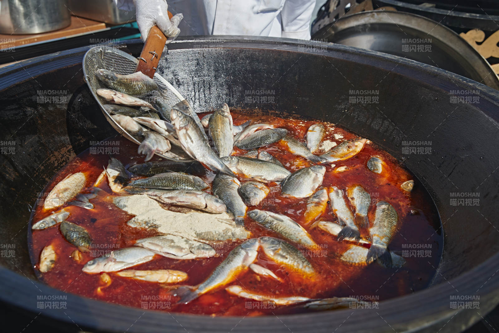 户外柴火铁锅炖煮的刚捕捞的野生鱼汤图片