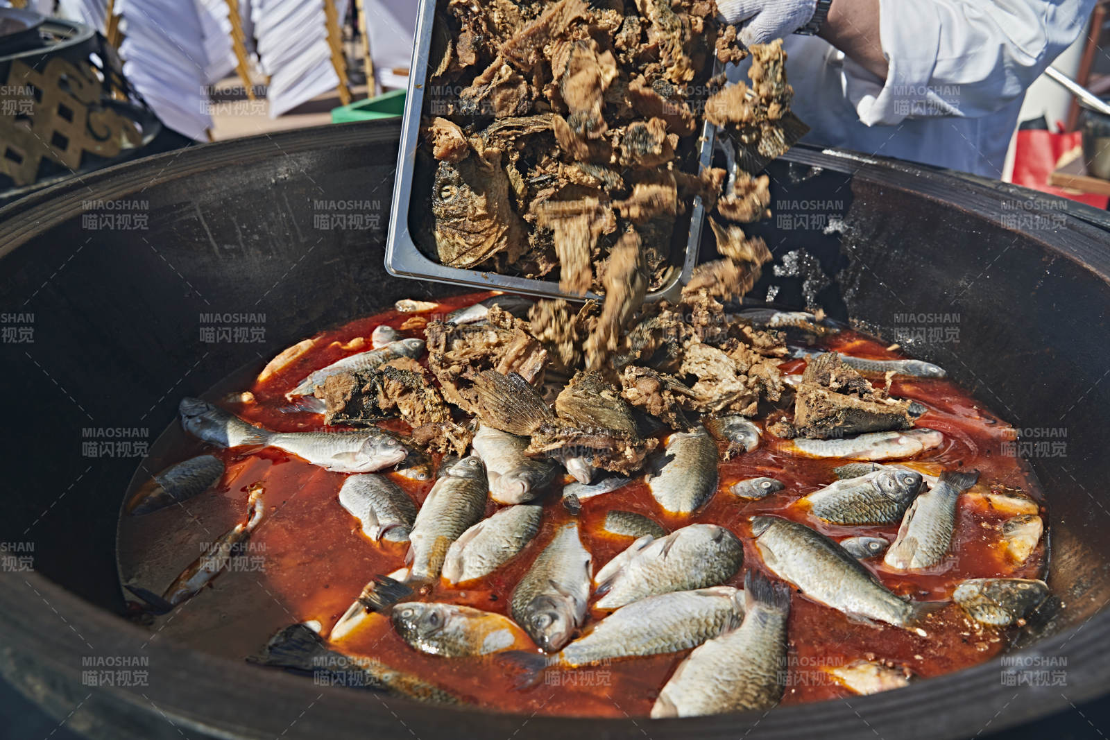 户外柴火铁锅炖煮的刚捕捞的野生鱼汤图片