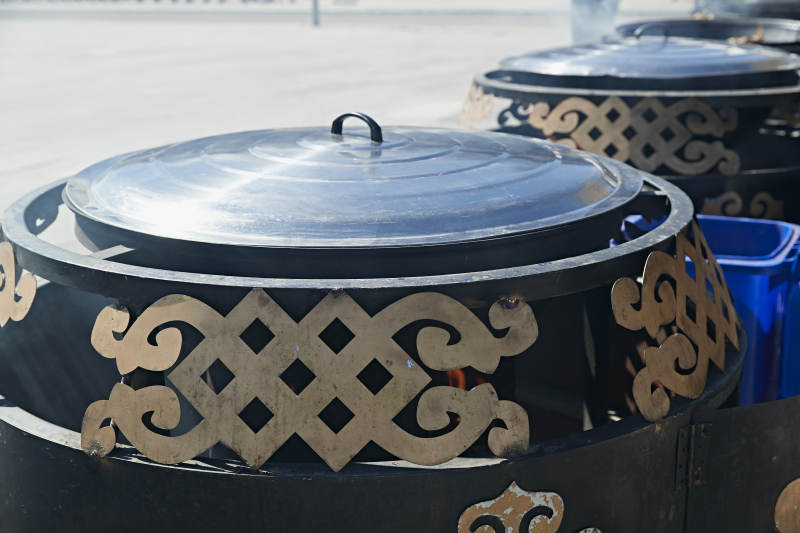 户外柴火铁锅炖煮的刚捕捞的野生鱼汤图片