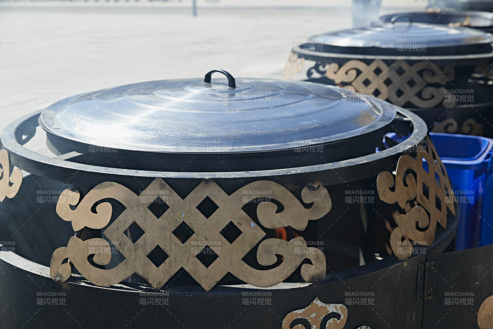 户外柴火铁锅炖煮的刚捕捞的野生鱼汤图片