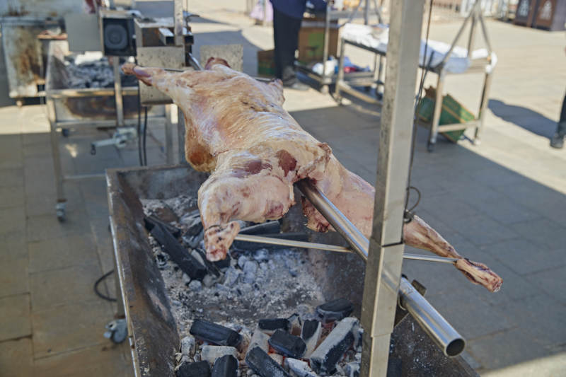 户外传统蒙餐烤全羊图片