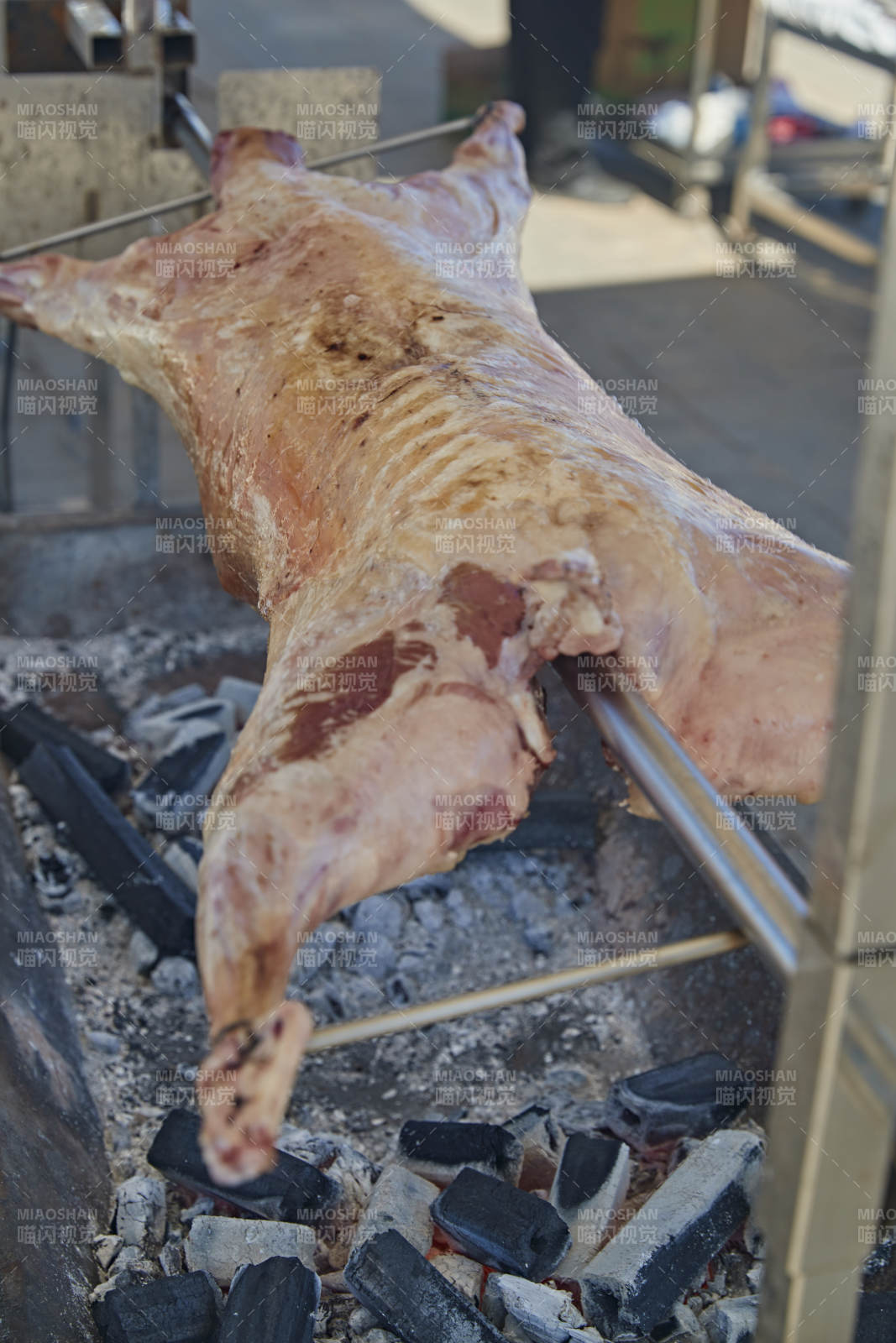 户外传统蒙餐烤全羊图片