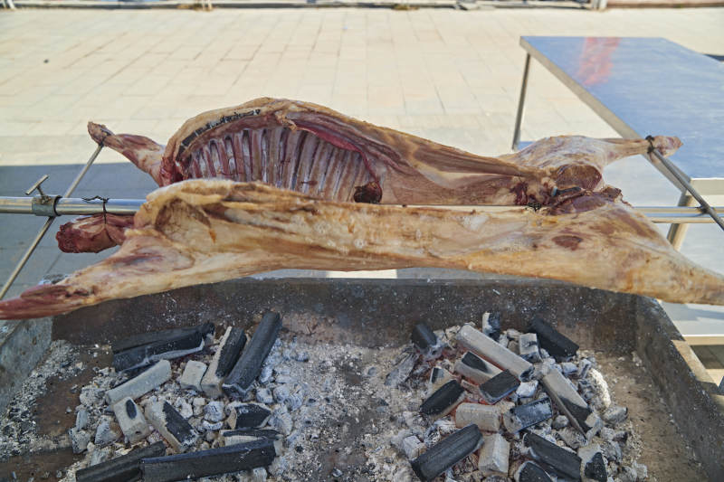 户外传统蒙餐烤全羊图片