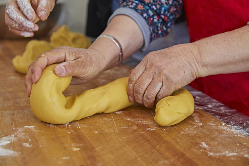 制作中秋传统美食月饼图片