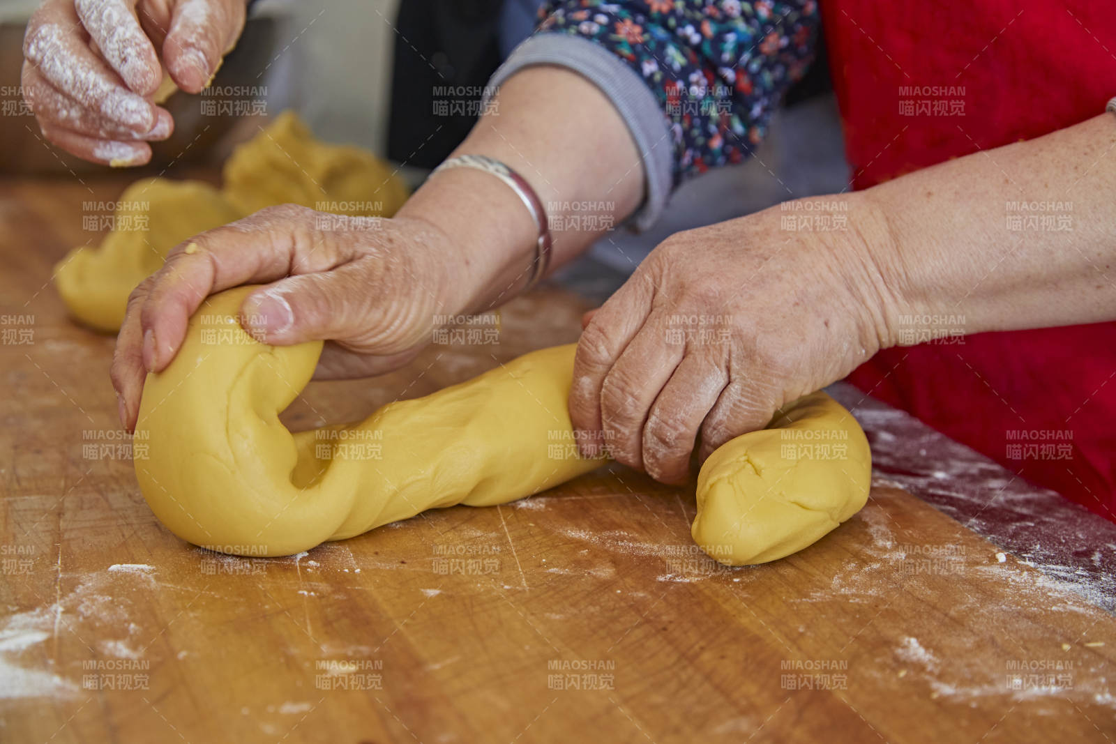 制作中秋传统美食月饼图片