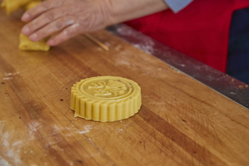 制作中秋传统美食月饼图片