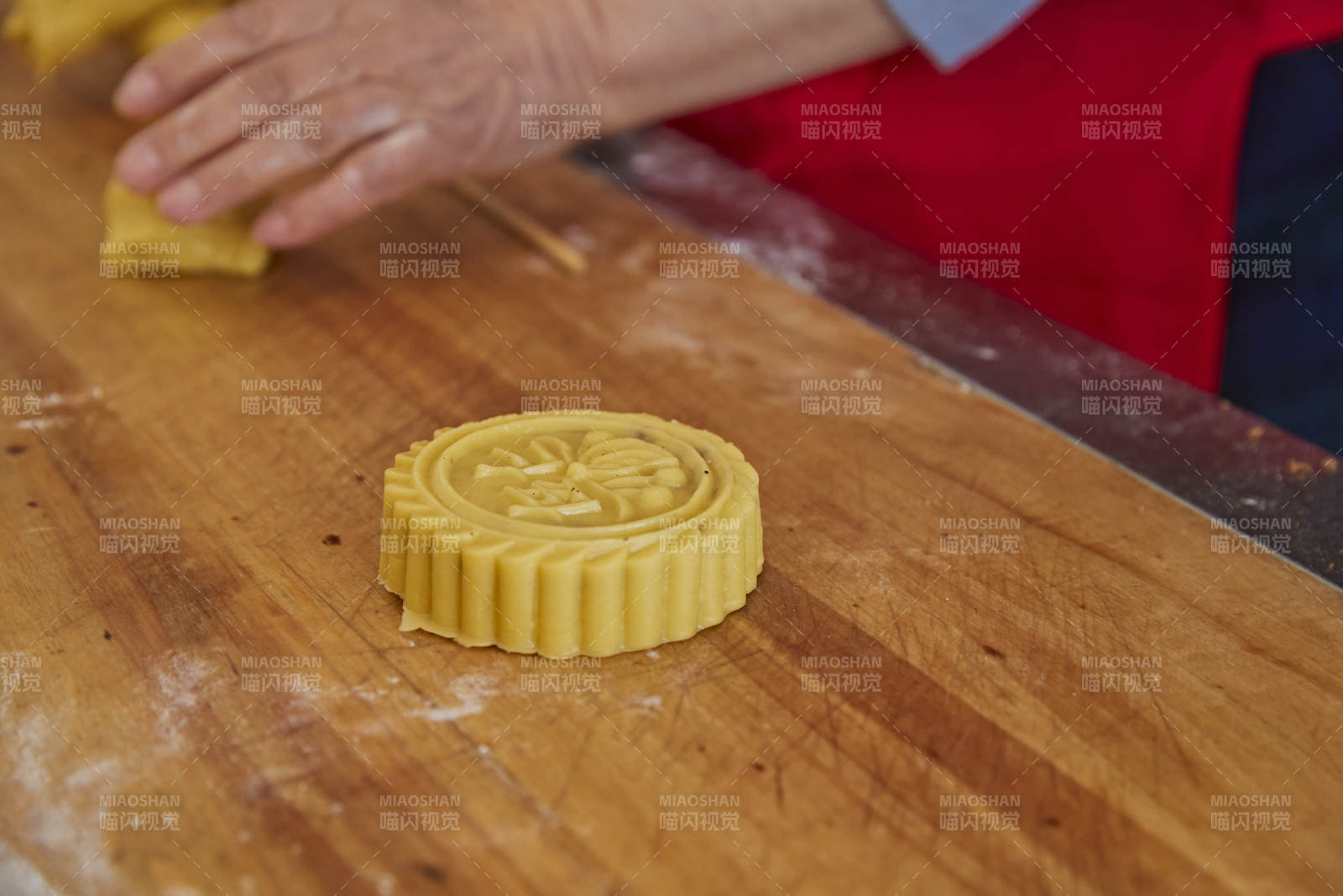 制作中秋传统美食月饼图片