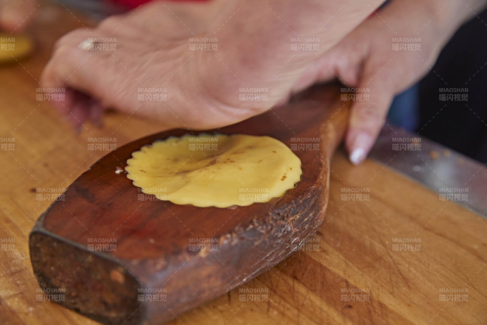 制作中秋传统美食月饼图片