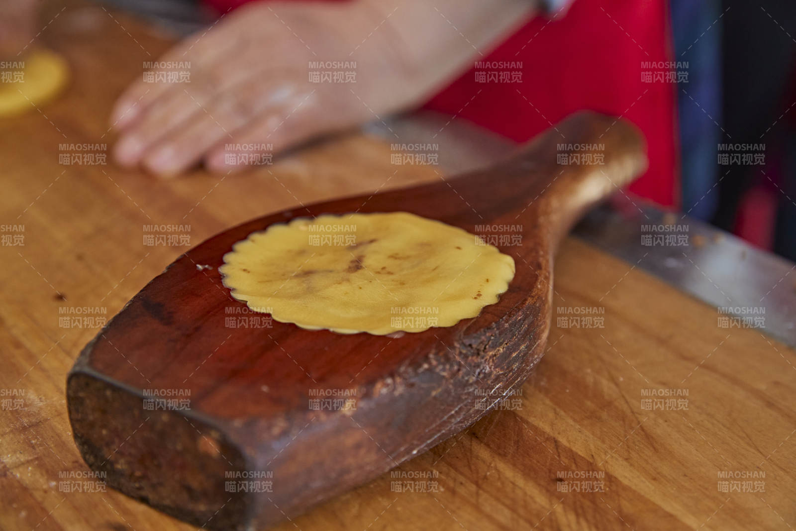 制作中秋传统美食月饼图片