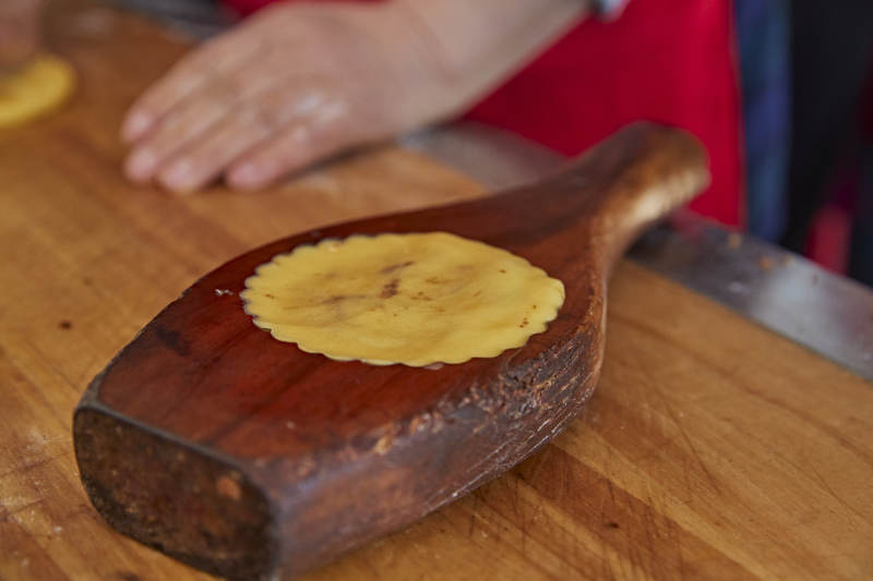 制作中秋传统美食月饼图片