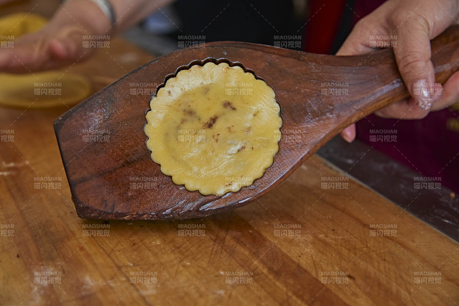 制作中秋传统美食月饼图片