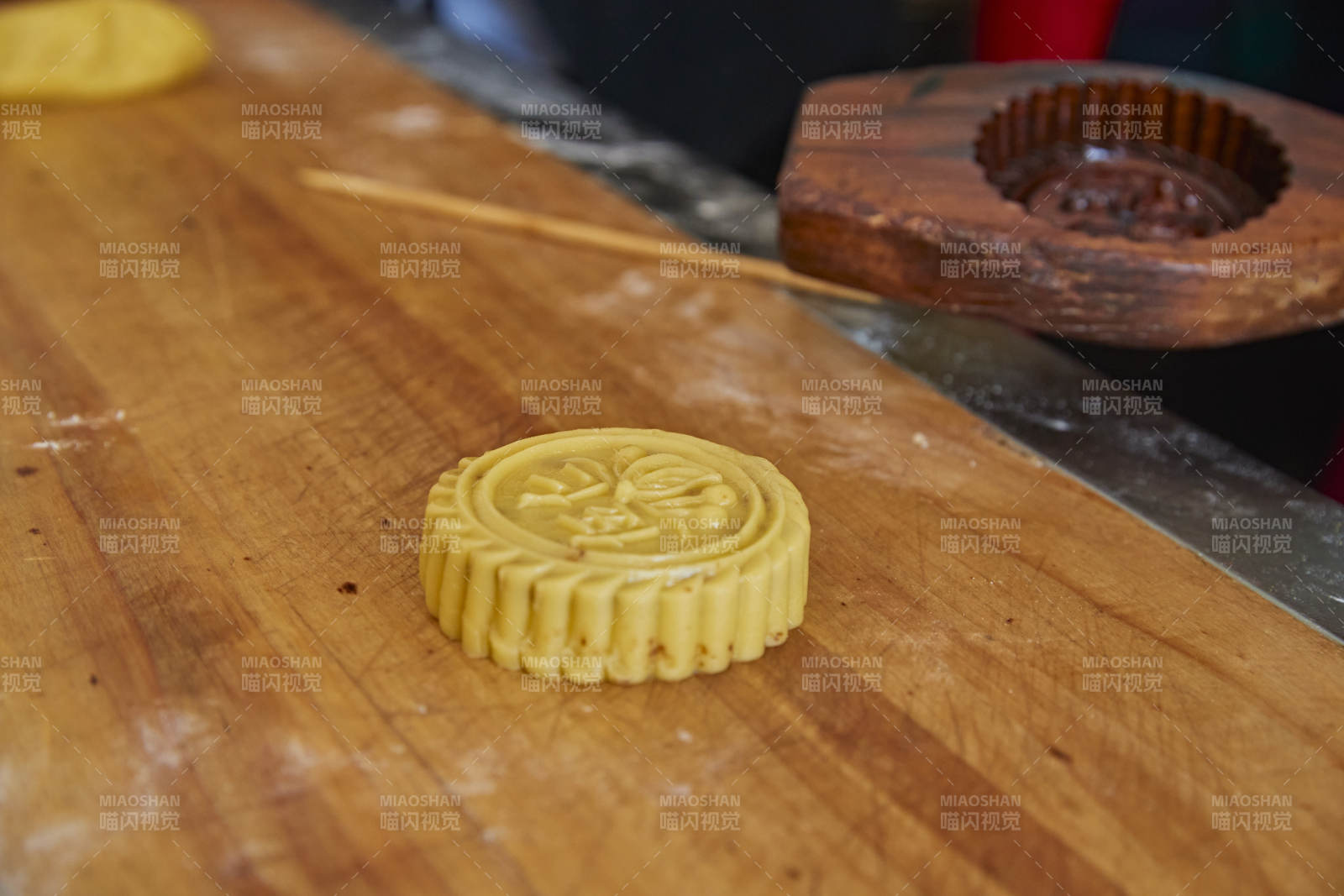 制作中秋传统美食月饼图片
