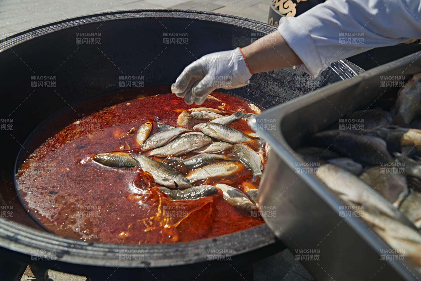 户外柴火铁锅炖煮的刚捕捞的野生鱼汤图片