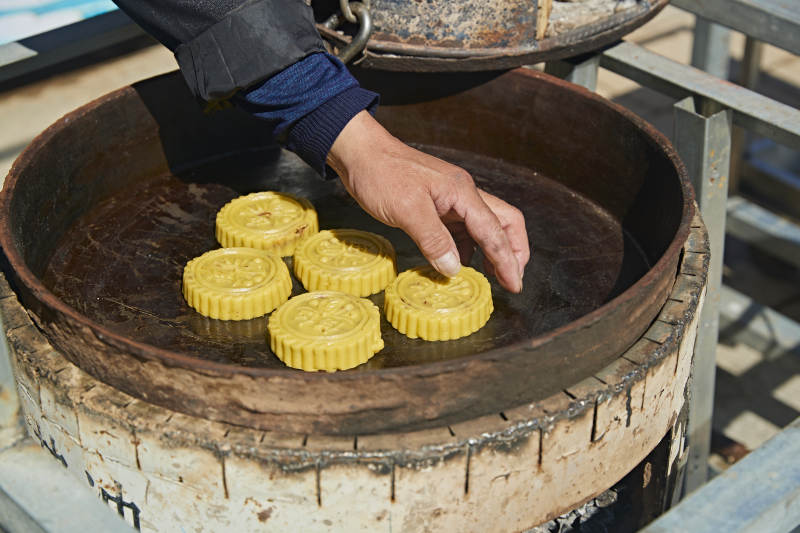 用传统烤炉烤制的美味月饼图片