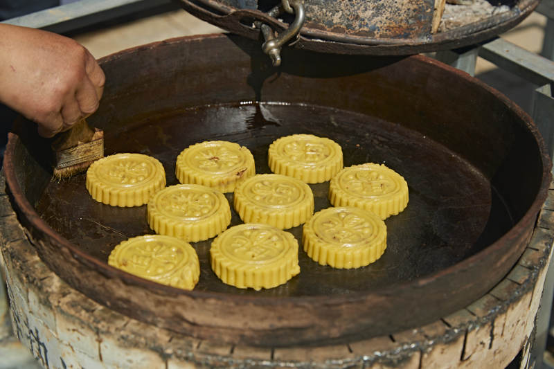 用传统烤炉烤制的美味月饼图片