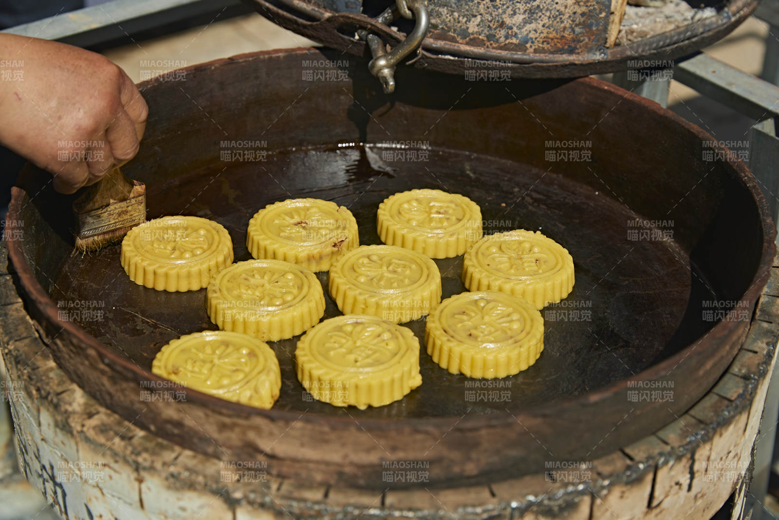 用传统烤炉烤制的美味月饼图片