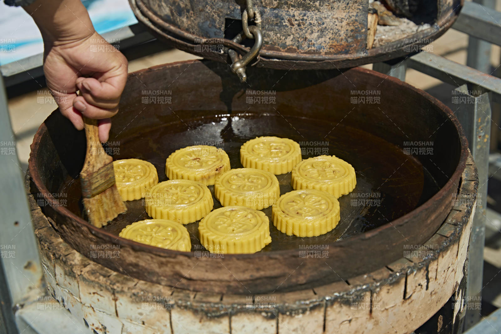 用传统烤炉烤制的美味月饼图片