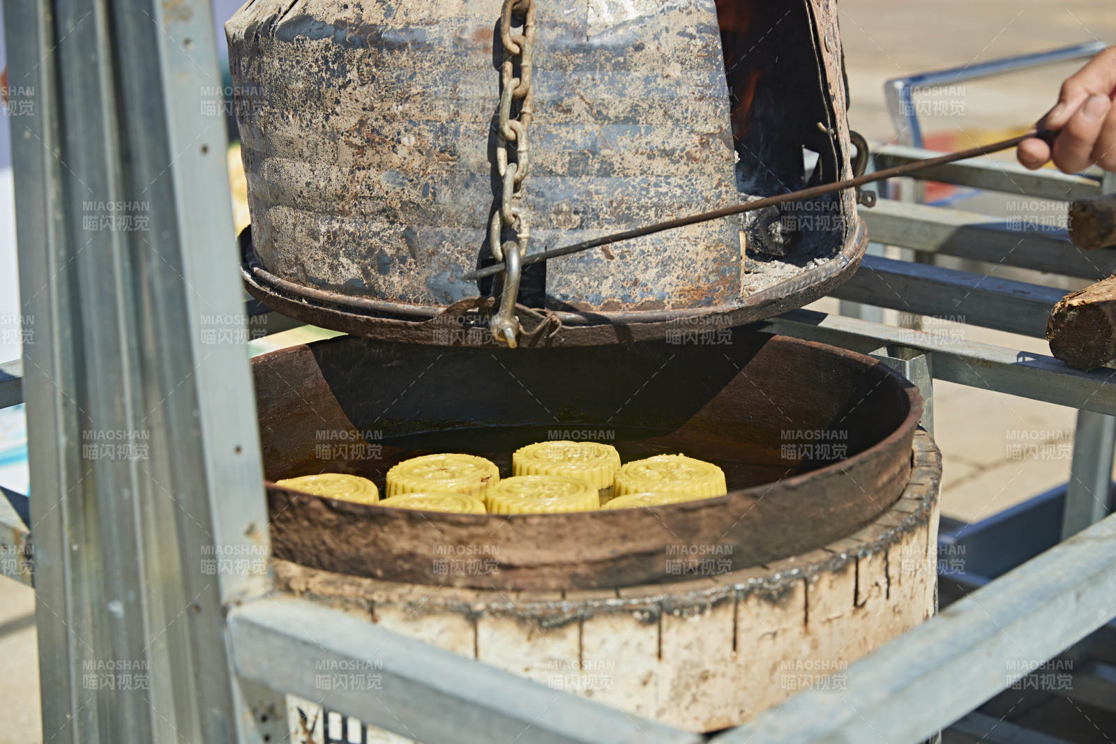用传统烤炉烤制的美味月饼图片