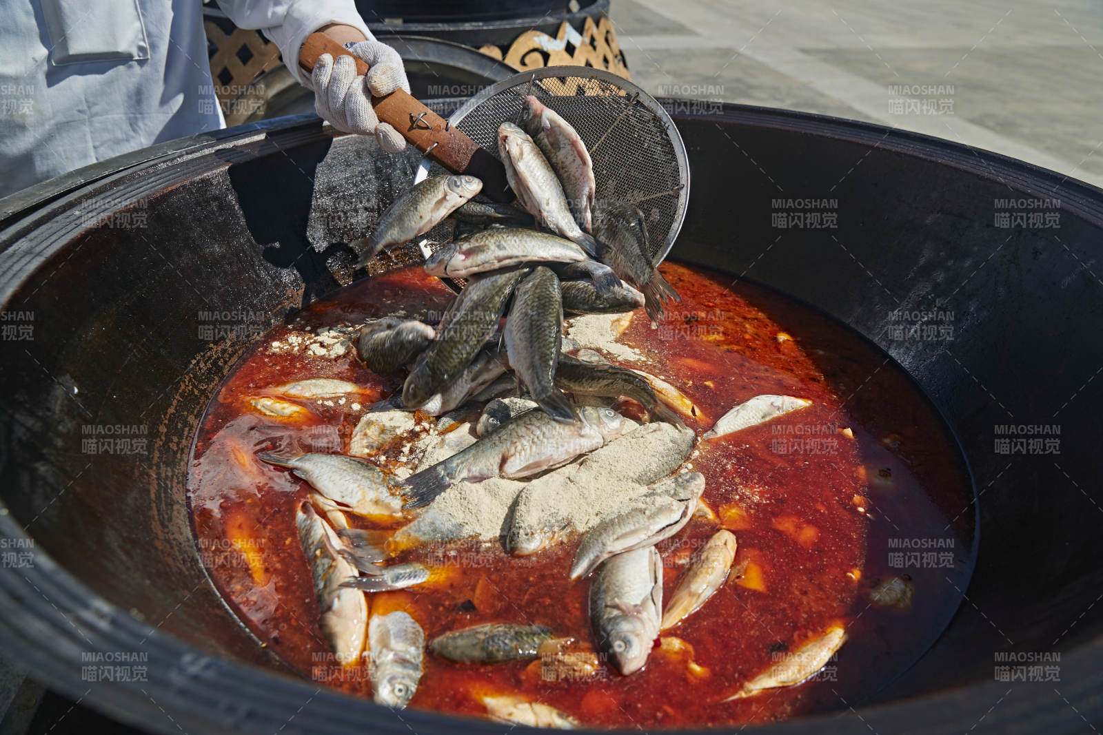 户外柴火铁锅炖煮的刚捕捞的野生鱼汤图片
