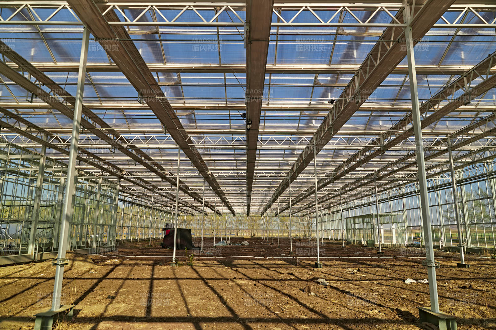 河北省沽源县库伦淖尔景区春季蔬菜大棚图片