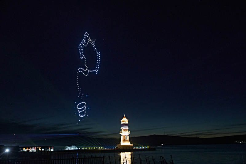 河北省张家口沽源县库伦淖尔景区无人机表演图片