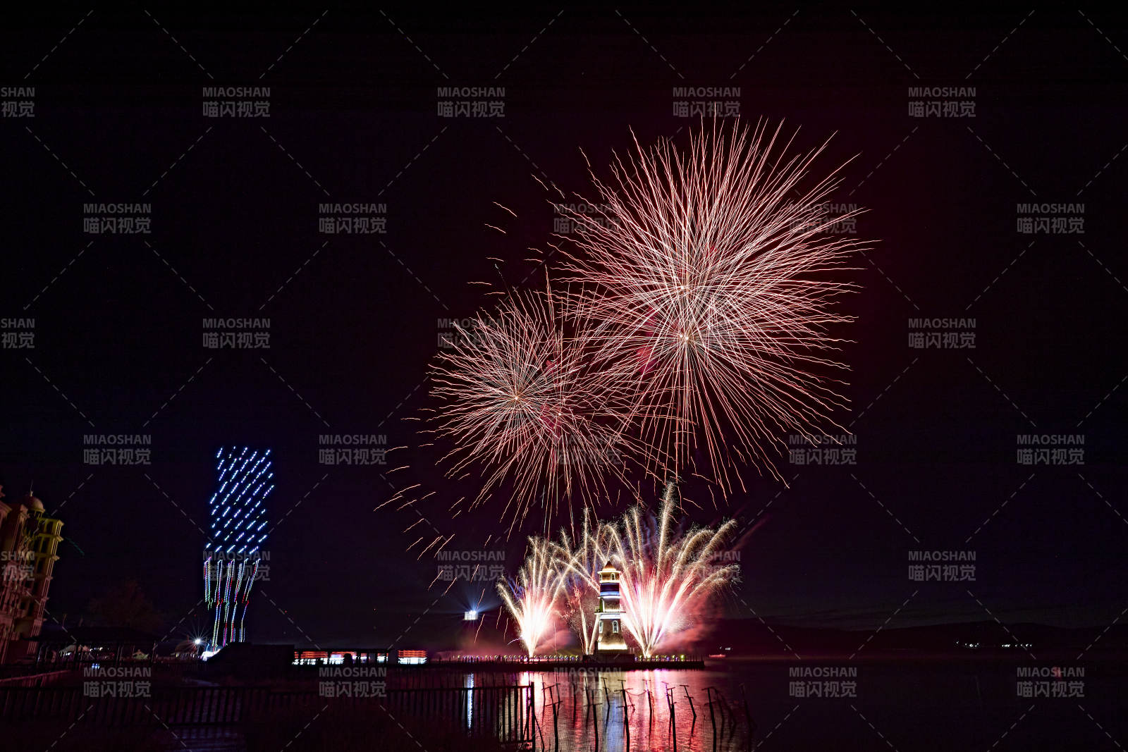 旅游景区湖面绽放的绚丽烟花礼花图片