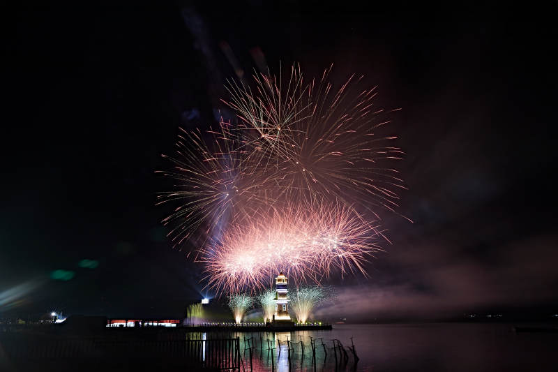 旅游景区湖面绽放的绚丽烟花礼花图片
