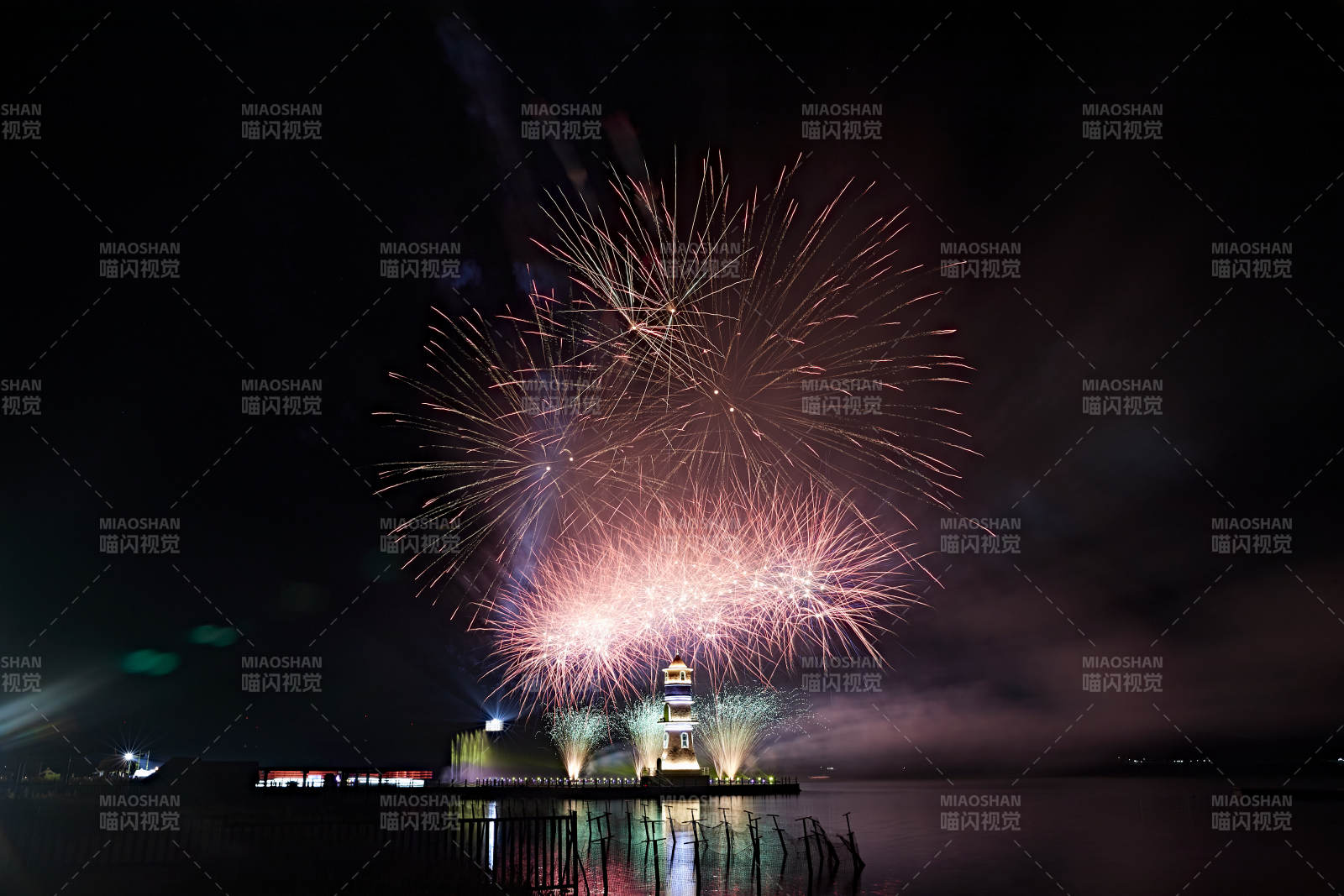 旅游景区湖面绽放的绚丽烟花礼花图片