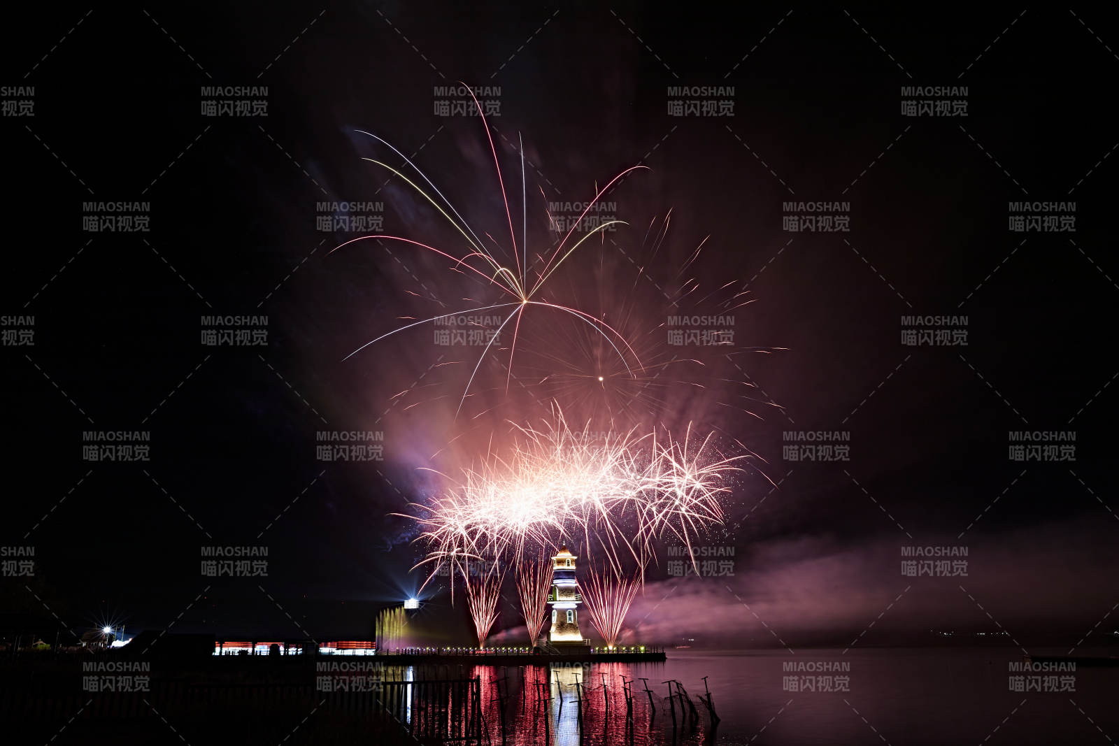 旅游景区湖面绽放的绚丽烟花礼花图片