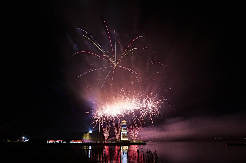 旅游景区湖面绽放的绚丽烟花礼花图片